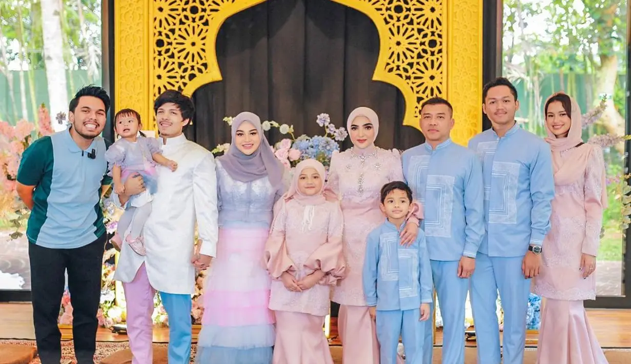 Busana Ashanty terdiri dari atasan panjang berlengan panjang yang cantik. Dipenuhi payet batu dan bordir, serta di bagian lengan dibuat beraksen balon, Ashanty memadukan penampilannya ini dengan celana panjang dan hijab berwarna merah muda yang senada. Foto: Instagram.