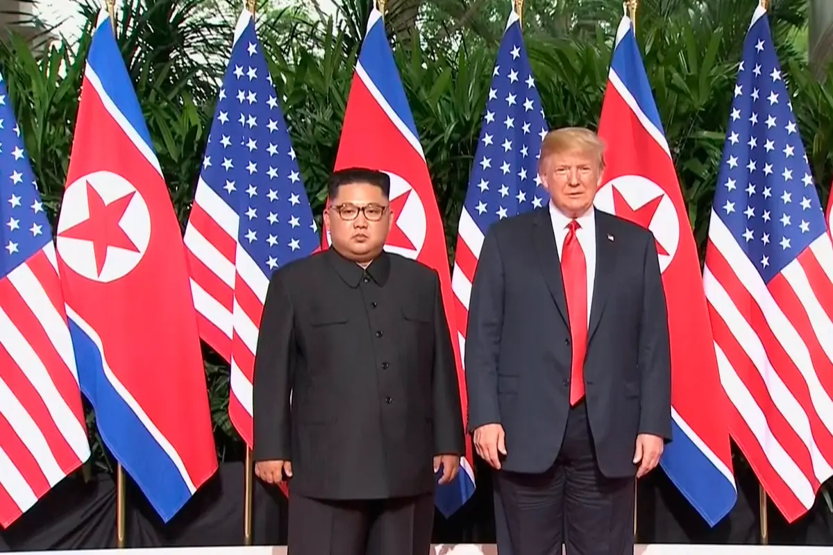Jabat Tangan Perdana Trump dan Kim Jong-un