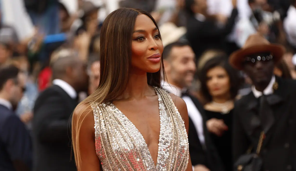 <p>Pada bulan Maret, sang model menutup Boss Spring 2023 Miami Fashion Show dengan mengenakan setelan jas hitam tajam dari merek tersebut dengan belahan setinggi paha. (Photo by Joel C Ryan/Invision/AP)</p>