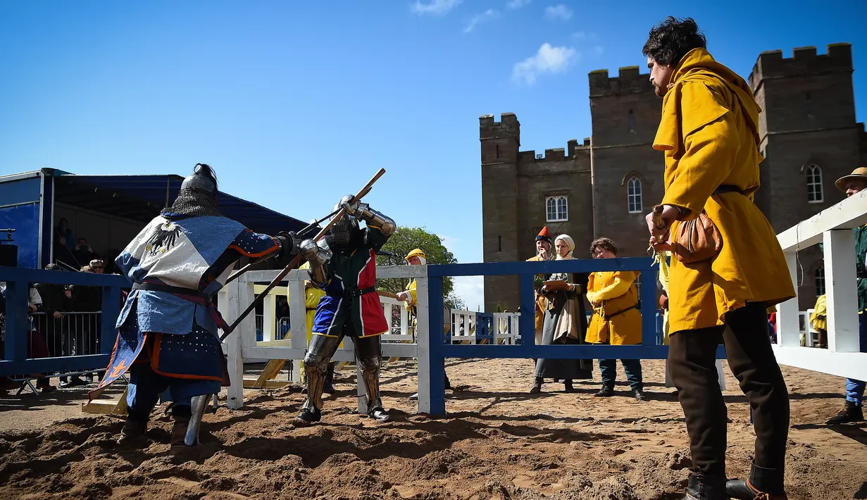 Peserta bertarung di dalam arena kategori polearm saat mengikuti kompetisi IMCF di Scone Palace, Perthshire, Skotlandia (10/5). Acara ini diikuti ratusan orang dari 26 negara. (AFP/Andy Buchanan)