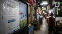 Suasana pasar santa yang telah dipasang stiker sertifikat vaksin Covid-19 di Pasar Santa, Jakarta, Minggu (5/9/2021). Berbagai upaya dilakukan pedagang Pasar Santa untuk menarik pelanggan pada masa PPKM level 3, salah satunya dengan memasang stiker sertifikat vaksin. (Liputan6.com/Johan Tallo)