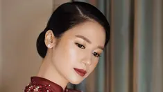 Pemain 'Susy Susanti-Love All' ini sering memilih gaya rambut sanggul untuk acara formal. Bagi kamu yang ingin memberikan kesan sopan dan elegan bisa coba gaya rambut sanggul modern ala Laura Basuki. Tidak hanya di pernikahan, gaya rambut ini juga bisa untuk promnite.(Liputan6.com/IG/@laurabas)
