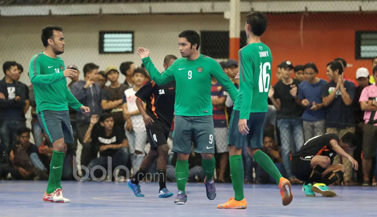 Pemain Timnas Futsal Indonesia, Syahdiansyah Lubis (tengah) mencetak empat gol ke gawang Blacksteel Manokwari pada laga Uji Coba jelang AFF Championship 2017 Thailand di Tifosi Sport Center, Selasa (16/1/2016). (Bola.com/Nicklas Hanoatubun)