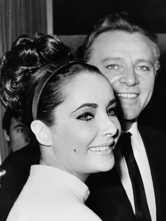 Elizabeth Taylor pertama kali menikah dengan Richard Burton pada 1964-1974. Mereka kemudian menikah lagi pada 1975-1976. Ia mengadopsi putrinya, Lisa dan Maria Burton. (AFP/Bintang.com)
