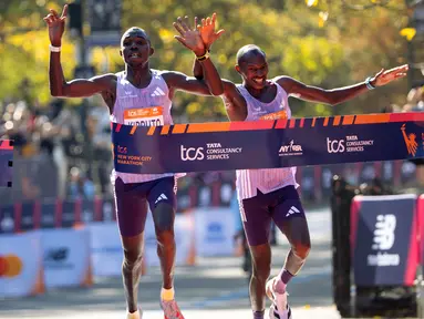 Pelari Kenya, Benson Kipruto (kiri) dan kompatriotnya, Alexander Mutiso melintasi garis finis pada ajang New York Marathon 2025 pada Minggu (02/11/2025) waktu setempat. Ini menjadi finis dengan jarak terdekat dalam ajang maraton dengan selisih 0,03 detik. (AP Photo/Angelina Katsanis)