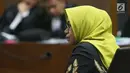 Terdakwa kasus suap PLTU Riau-1, Eni Maulani Saragih saat mengikuti sidang dakwaan di Pengadilan Tipikor, Jakarta, Kamis (29/11). Eni juga didakwa menerima gratifikasi sebesar Rp 5,6 miliar dan 40 ribu dolar Singapura. (Liputan6.com/Herman Zakharia)