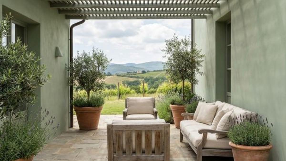 11 Warna Cat Teras Lembut Anti Kusam yang Bikin Rumah Lebih Elegan