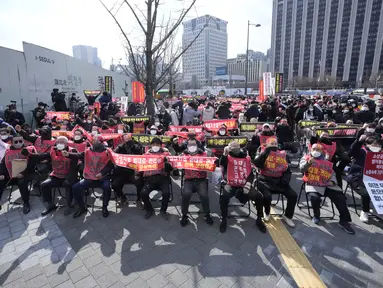 Pemilik usaha kecil menggelar unjuk rasa menentang aturan jarak sosial pemerintah di dekat Kompleks Pemerintah di Seoul, Korea Selatan, Selasa (15/2/2022). Korea Selatan melaporkan jumlah kematian COVID-19 tertinggi dalam sebulan Selasa (15/2). (AP Photo/Ahn Young-joon)