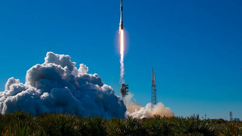 Roket Falcon 9 yang meluncur dari Cape Canaveral Florida sebagai wahana yang mengantarkan Satelit Merah Putih 2 menuju orbit