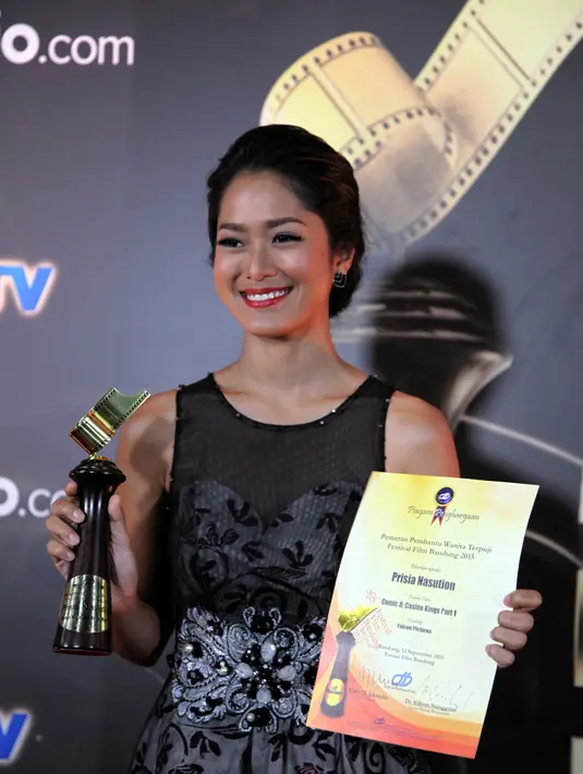 Prisia Nasution menjadi peraih penghargaan kategori Pemeran Pembantu Wanita Terpuji di Festival Film Bandung 2015. (Aldivano/Bintang.com)