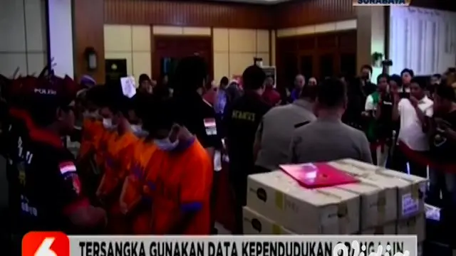 Anggota Ditreskrimsus Polda Jatim membekuk dua tersangka produsen 70 ribu sim card teregistrasi yang dijual dan diduga digunakan untuk kejahatan siber. Modus yang dilakukan tersangka adalah dengan membeli data kependudukan orang lain secara online.