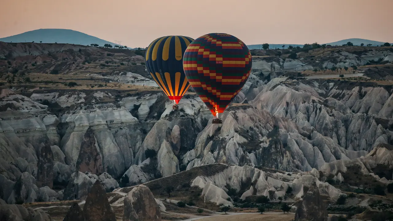 Menikmati Keindahan Cerobong Peri Kapadokia dari Balon Udara