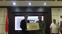 Duta Besar Korea Selatan Kim Chang-beom (kiri) menyampaikan dana bantuan kemanusiaan kepada Plh. Ketua Umum PMI Ginandjar Kartasasmita terkait gempa Lombok (Liputan6.com/Teddy Tri Setio Berty)