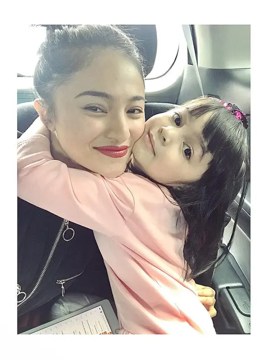 Marshanda saat usia dua tahun, pipinya terlihat tembem dengan rambut potongan pendek. Banyak yang mengira itu foto kecil putrinya, Sienna. (Instagram/marshanda99)