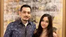 Di sini, Chanella Leslie mengenakan kebaya pink dan dipadunya dengan kain batik bernuansa senada. Rambut panjangnya yang indah dibiarkan tergerai. [Foto: Instagram/cuttaryofficial]