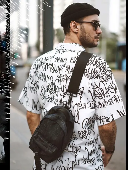 Gayanya makin stylish meski simpel dengan tambahan kacamata hitam. Terlebih lagi ia memiliki brewok yang menghiasi wajah tampannya membuat ia semakin macho. (Liputan6.com/IG/@refalhady)