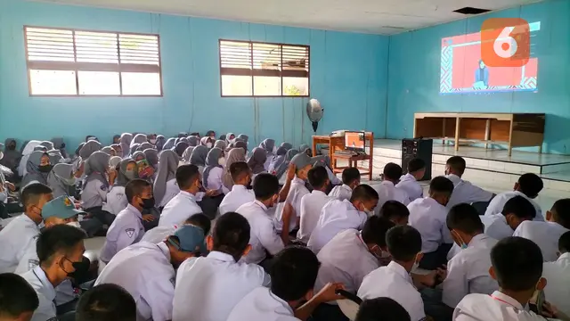 Siswa Baru di Sulsel menerima materi dari Kemenkominfo dan Siber Kreasi (Liputan6.com/Istimewa)