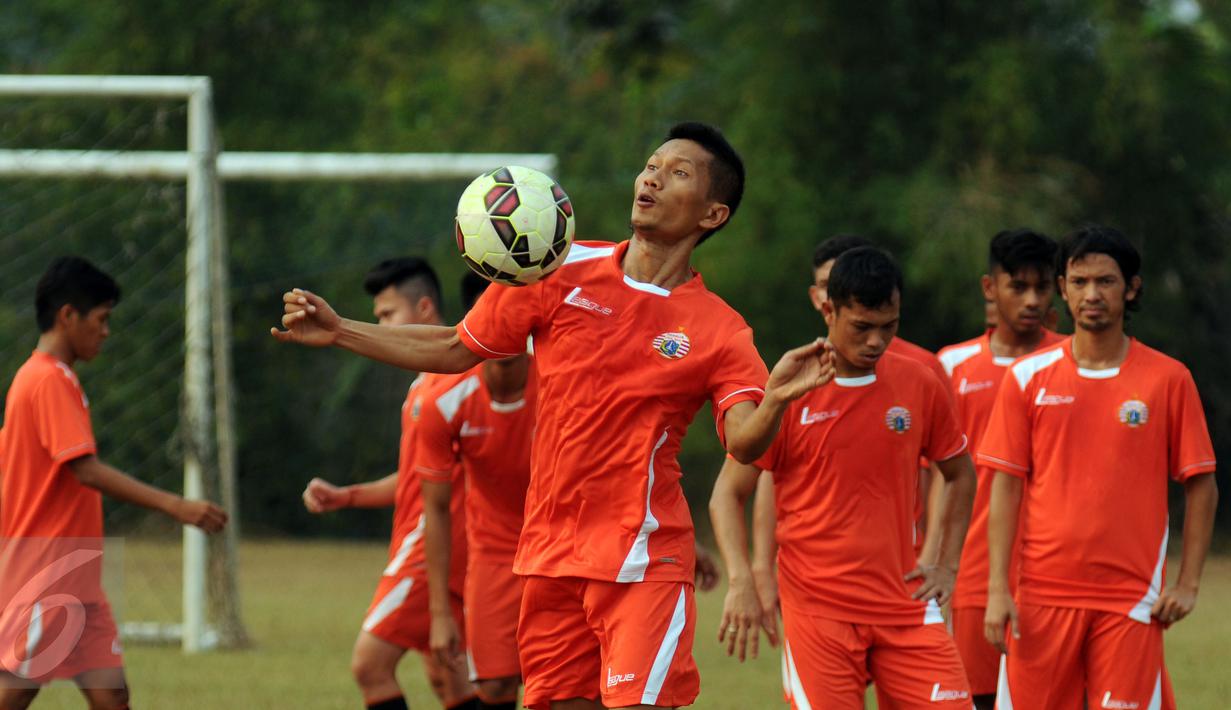 Ismed Sofyan saat mengikuti latihan bersama Persija di National Youth Training Centre, Sawangan, Depok, Senin (2/11/2015). Ismed pernah memperkuat barisan belakang timnas Indonesia era 2000-2010 lalu. (Liputan6.com/Helmi Fithriansyah)