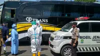 Satgas Covid-19 Kota Bekasi mengevakuasi jasad korban yang meninggal dunia di dalam bus jurusan Bekasi-Garut. (Istimewa)