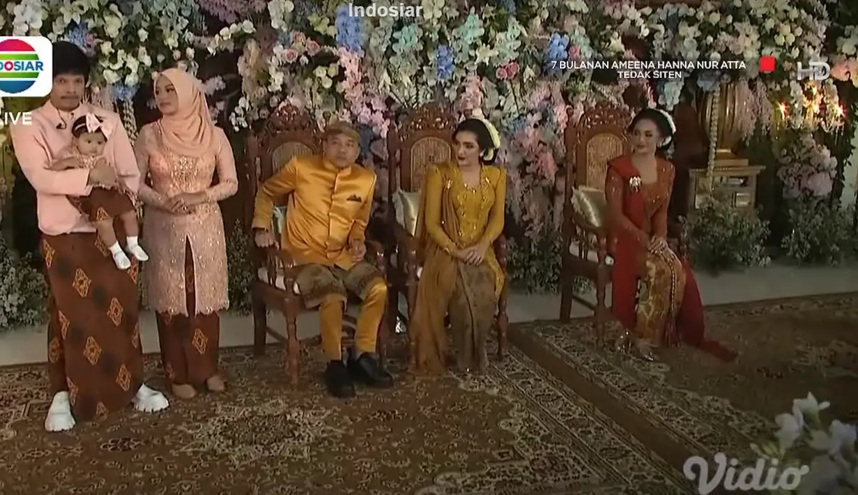 <p>Atta Halilintar menggendong Baby Ameena di acara 7 bulanan Tedak Siten. (Indosiar/Vidio)</p>