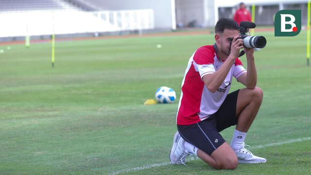 Foto: Momen Jens Raven Jadi Fotografer Dadakan di Timnas Indonesia U-20