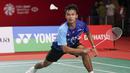 Pebulu tangkis Indonesia, Christian Adinata berusaha mengembalikan kok ke arah pebulu tangkis India, Prannoy HS saat semifinal tunggal putra Malaysia Masters 2023 melawan di Bukit Jalil Axiata Arena, Kuala Lumpur, Malaysia, Sabtu (27/05/2023). Adinata gagal melanjutkan pertandingan karena cedera lutut saat ia tertinggal 17-19. (AP Photo/Kien Huo)