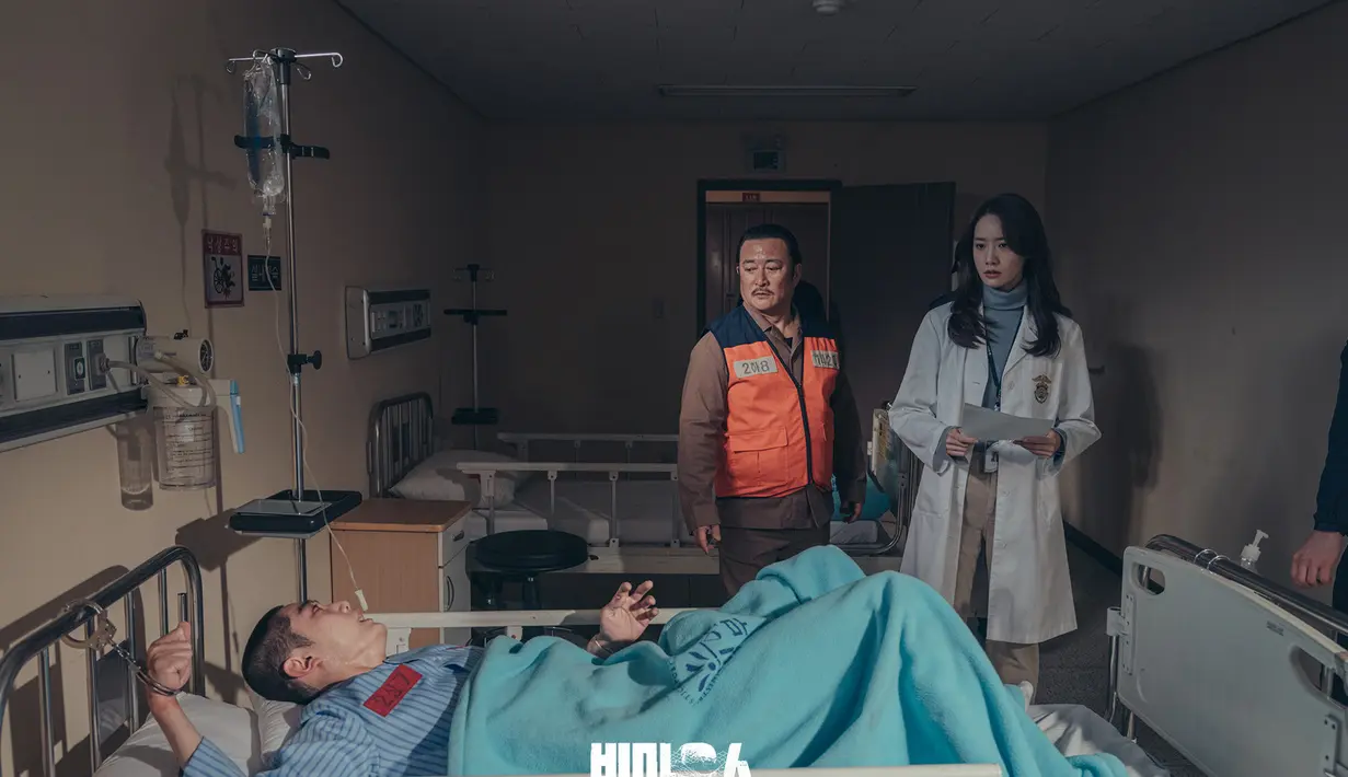 Kegilaannya belum mereda, yang menjadikan suasana ruangan penuh ketakutan. Namun, Go Mi Ho dengan tenang menjalankan tugasnya. (Foto: Instagram/ MBC via Soompi)