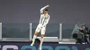 Striker Juventus, Cristiano Ronaldo, melakukan selebrasi usai mencetak gol ke gawang Cagliari pada laga Liga Italia di Stadion Allianz, Turin, Minggu (22/11/2020). Juventus menang dengan skor 2-0. (AP Photo/Antonio Calanni)
