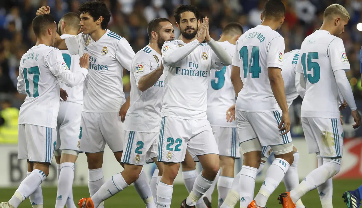 Para pemain Real Madrid merayakan gol Isco saat melawan Malaga pada lanjutan La Liga Santander di Rosaleda stadium, Malaga, (15/4/2018). Madrid menang 2-1. (AP/Miguel Morenatti)