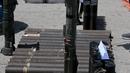 Ceballos mengatakan senapan sniper, bahan peledak, peluncur roket dan granat disita, bersama dengan kokain, ganja dan sepeda motor mahal. (YURI CORTEZ / AFP)