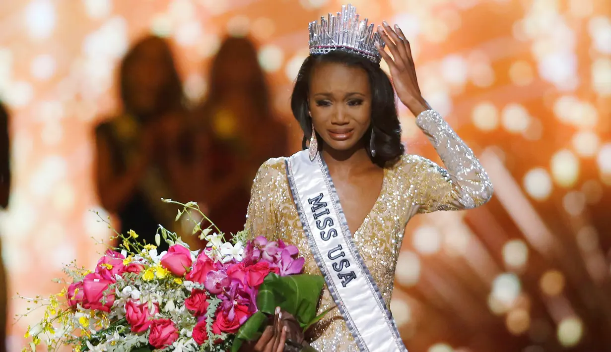 Tangis bahagia Miss District of Columbia, Deshauna Barber usai dinobatkan sebagai Miss USA 2016 di Las Vegas, (5/6). Barber adalah prajurit militer yang juga bekerja sebagai analis teknologi informasi di Departemen Perdagangan AS. (REUTERS/Steve Marcus)