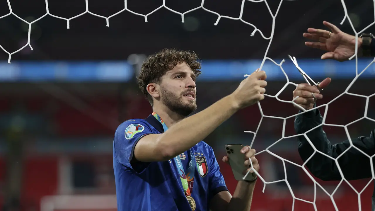 Foto Piala Eropa: Gawang Wembley Terkoyak Usai Pemain Italia Lakukan Ritual Kemenangan Potong Jaring