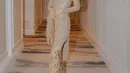 Raline Shah terlihat menawan dengan kebaya kutubaru panjang berwarna nude. Kebaya full payet itu dipadukan dengan kain batik cokelat muda. [@ralineshah]