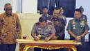 Komjen Badrodin Haiti menandatangani MoU tentang Gerakan Nasional Penyelamatan SDA di Istana Negara, Jakarta, Kamis (19/3/2015). 29 Kementerian serta 12 pemprov menandatangani MoU tersebut. (Liputan6.com/Faizal Fanani)