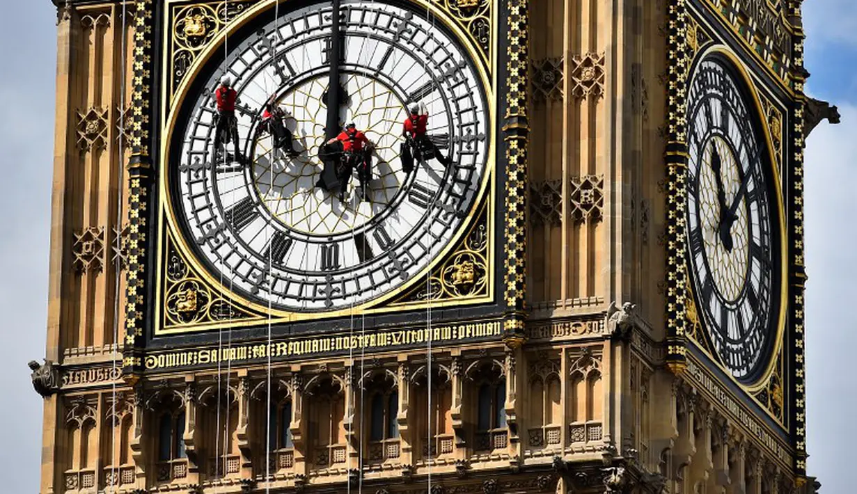 Senin (19/8/14), para pekerja membersihkan menara jam Big Ben di London, Inggris. (AFP PHOTO/Ben Stansall)