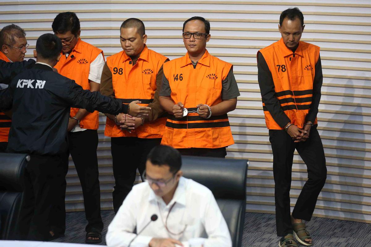 FOTO: Operasi Tangkap Tangan Seret Bupati Lampung Tengah ke Status Tersangka