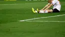 Bek kiri Valencia, Jeremy Mathieu tertunduk lesu usai gagal membawa timnya masuk ke fase final Liga Europa 2014 di Stadion Mestalla, Valencia (2/5/2014). (REUTERS/Albert Gea)