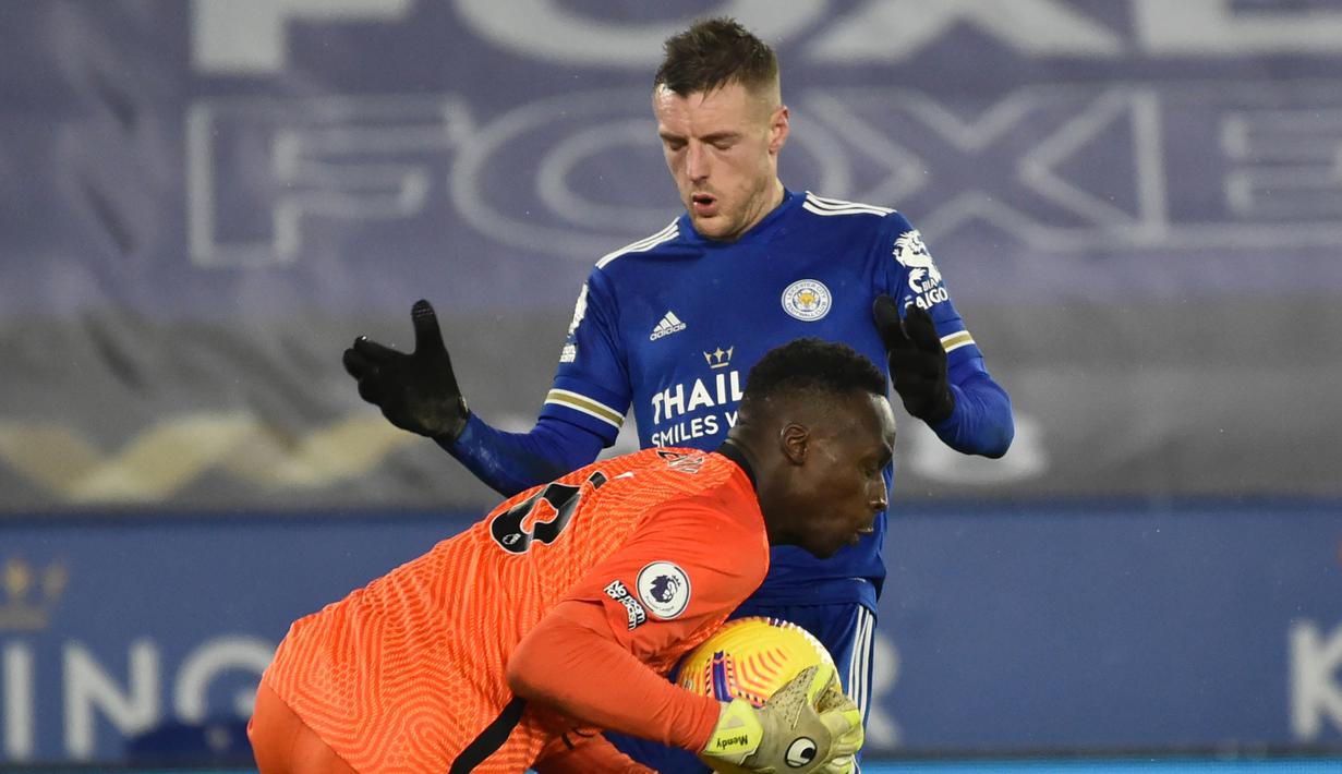 Kiper Chelsea, Edouard Mendy menangkap bola dari ancaman striker Leicester City, Jamie Vardy dalam laga lanjutan Liga Inggris 2020/21 pekan ke-19 di King Power Stadium, Leicester, Selasa (19/1/2021). Chelsea kalah 0-2 dari Leicester City. (AFP/Rui Vieira/Pool)