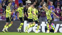 Gelandang Arsenal, Martin Odegaard (kanan) berselebrasi dengan rekan setimnya setelah mencetak gol lewat titik penalti ke gawang Crystal Palace pada pertandingan lanjutan Liga Inggris di Selhurst Park, di London, Inggris, Selasa, 22 Agustus 2023. (AP Photo/Kin Cheung)