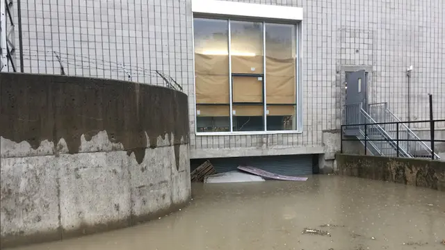 Meregang Nyawa, 2 Pria Ini Selamat Setelah Terjebak Banjir dalam Lift