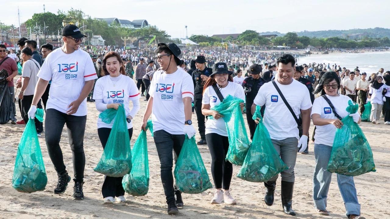 Dukung Gerakan Indonesia ASRI, BRI Peduli Ajak Masyarakat Bersihkan Pantai Kedonganan Bali