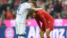 Pemain Hoffenheim, Ermin Bicakcic (kiri) memegang pundak pemain Bayern Munich, Thomas Mueller (kanan) usai laga Bundesliga di Stadion Alianz Arena, Munich, (5/11/2016). (AFP/ Christof Stache)