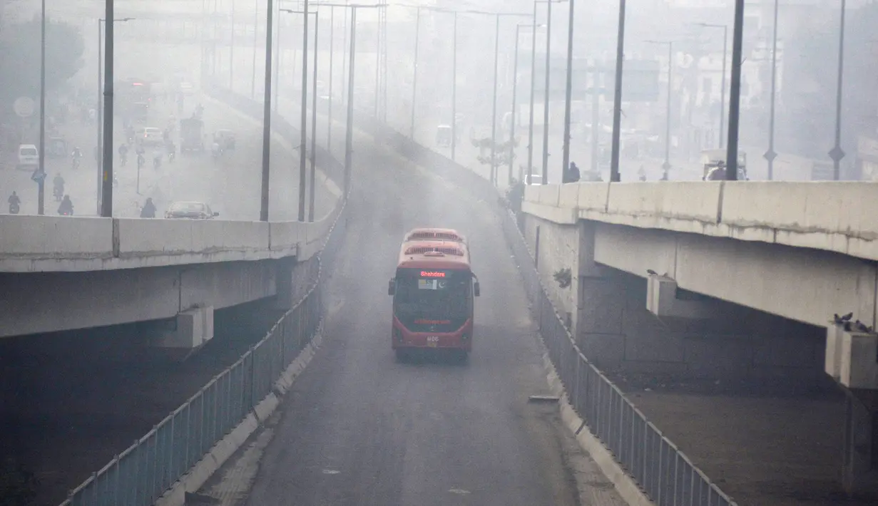 Sebuah bus terlihat diselimuti kabut asap di Lahore, Pakistan timur, pada 10 November 2020. Kabut asap tebal menyelimuti banyak wilayah di Lahore pada Selasa (10/11). (Xinhua/Sajjad)