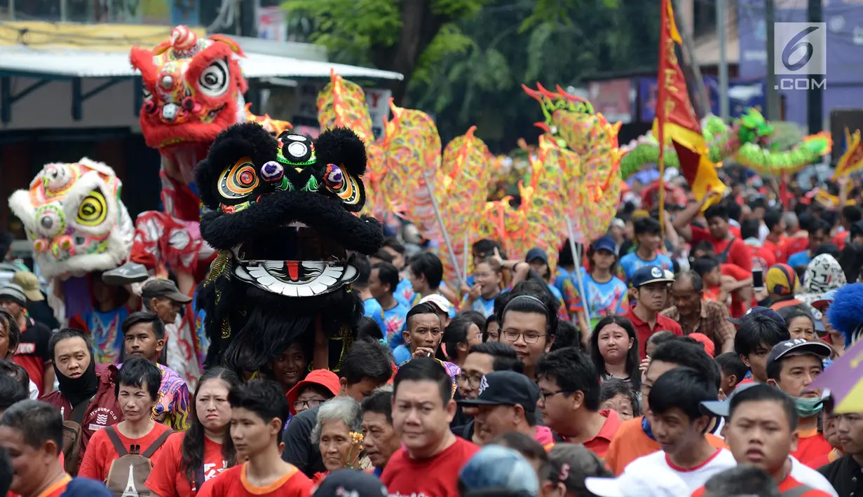 Atraki barongsai memeriahkan pawai Cap Go Meh di Bekasi, Jawa Barat, Selasa (19/2). Pawai ini digelar agar masyarakat tetap rukun dalam perbedaan suku, agama, ras, dan antargolongan (SARA). (Merdeka.com/Imam Buhori)