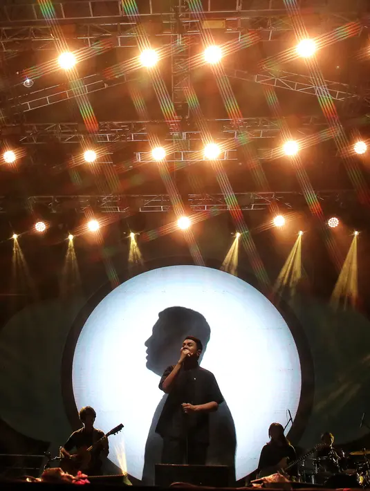 Penampilan Tulus di atas panggung Social Chic 2024 di Stadion Madya, Senayan, Jakarta, Minggu (4/8). [Foto: Adrian Putra/Fimela]