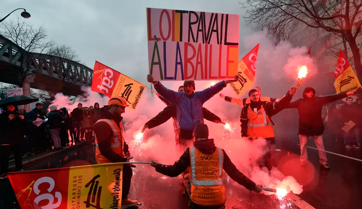 Mahasiswa dan pekerja menggelar unjuk rasa di Paris, Prancis, Kamis (31/3). Mereka menolak rancangan undang-undang sosialis pemerintah Prancis yang dinilai merugikan pekerja. (Alain JOCARD/AFP)