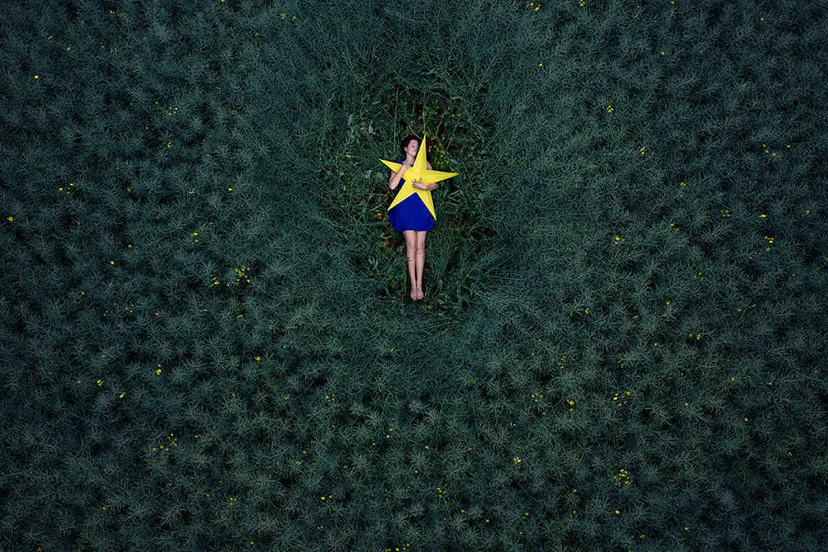 [Bintang] Tanpa Manipulasi Photoshop, 10 Foto Ini Cantik dari Sananya!