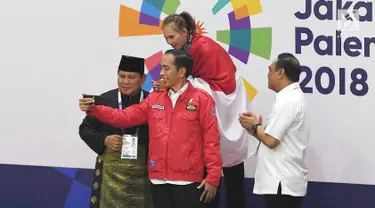 Presiden Joko Widodo bersama Ketua Umum Pengurus Besar Ikatan Pencak Silat Indonesia (IPSI) Prabowo Subianto usai mengalungkan medali kepada atlet di final pencak silat Asian Games 2018, Jakarta Jakarta, Rabu (29/8). (Merdeka.com/Imam Buhori)