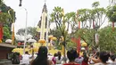 Sejumlah umat Hindu melakukan sembahyang di Pura Aditya Jaya, Jakarta, Sabtu (17/3). Sembahyang tersebut dilakukan untuk perayaan Hari Raya Nyepi Tahun Baru Saka 1940. (Liputan6.com/Herman Zakharia)