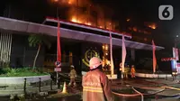Petugas pemadam kebakaran berusaha memadamkan api yang membakar bagian gedung di Kompleks Kejaksaan Agung Republik Indonesia, Sabtu (22/8/2020). Upaya mempercepat pemadaman kebakaran dilakukan dengan menambah unit pemadam dari sebelumnya 5 menjadi 17 unit pemadam. (Liputan6.com/Herman Zakharia)